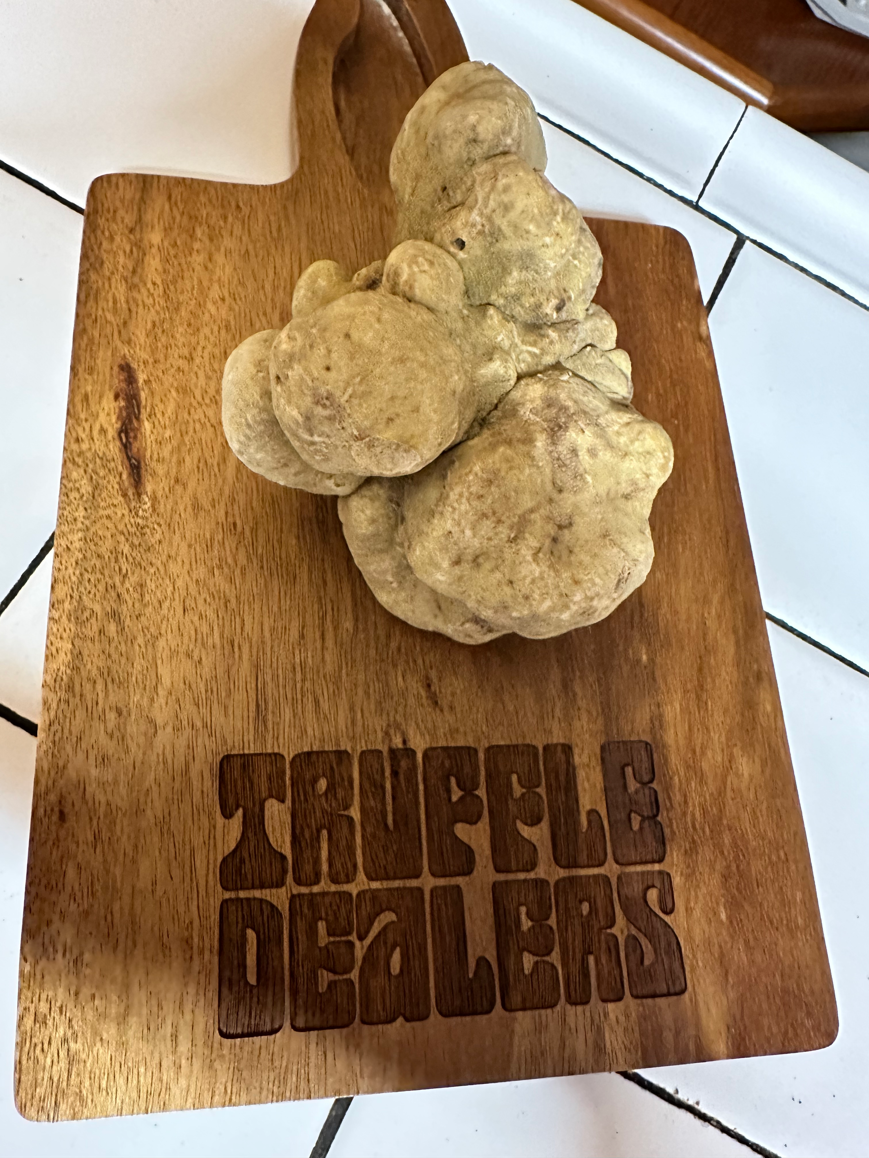 Cutting board & Knife by Truffle Dealers